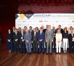 El Rey junto a los asistentes al VI Congreso Iberoamericano CEAPI para presidentes de Compañías y familias empresarias
