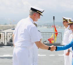 Su Majestad el Rey recibe el saludo de la ministra de Defensa, Margarita Robles Fernández, tras el embarque en el BAM Furor