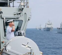 El Rey saluda a las embarcaciones desde el Buque de Acción Marítima (BAM) “Furor”