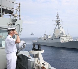 La Fragata “Cristobal Colón” a su paso frente al Buque de Acción Marítima (BAM) “Furor”