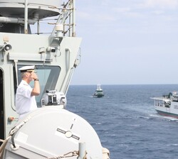 Su Majestad el Rey saluda al paso del Buque Oceánico “Rio Segura” 