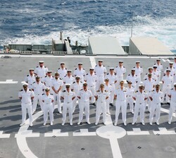 Fotografía de grupo de Su Majestad el Rey con la dotación del BAM Furor