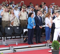 Don Felipe llega a la tribuna para ocupar su lugar y observar la exhibición dinámica