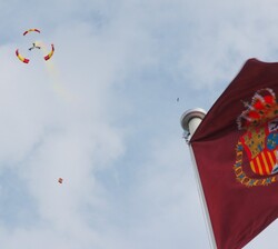 Un momento de la demostración paracaidista del Ejército del Aire