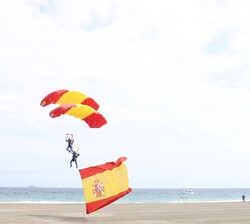 Los paracaidistas del Ejército del Aire durante su aterrizaje en la Playa de Motril