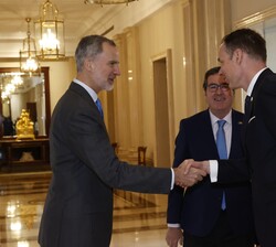 Su Majestad el Rey recibe el saludo del presidente de BusinessEurope, Fredrick Personn