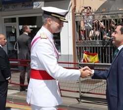 Don Felipe recibe el saludo del presidente de la Junta de Andalucía, Juan Manuel Moreno Bonilla