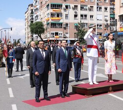 Los Reyes en el momento de la interpretación del Himno Nacional tras su llegada al lugar del desfile