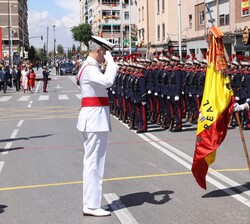 El Rey a su paso por la Bandera Nacional durante la revista a las tropas
