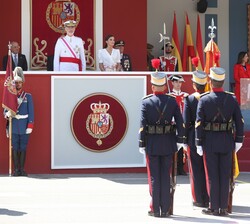 Momento en el que el jefe de Estado Mayor de la Defensa solicita permiso a Su Majestad el Rey para iniciar los actos