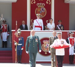 Momento en el que la Enseña Nacional portada por tres Guardias Reales y un Guardia Civil se traslada a la plataforma