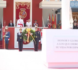Los porta corona suben a la plataforma 