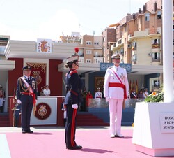 El Rey tras hacer la ofrenda de la corona de laurel en la plataforma
