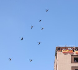 Un momento del desfile aéreo a su paso por la Glorieta Gonzalo Gallas de Granada