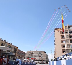 Sobrevuelo de la Patrulla Acrobática “Águila” por la Glorieta Gonzalo Gallas de Granada