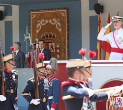 Don Felipe y Doña Letizia en el momento que pasa una de las Compañías de la Guardia Real por la Tribuna Real