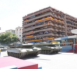 Una Unidad mecanizada / acorazada durante el desfile del escalón motorizado