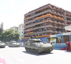 Un momento de desfile de escalón motorizado