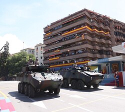 Los Reyes observan una unidad del escalón motorizado a su paso por la Tribuna Real 