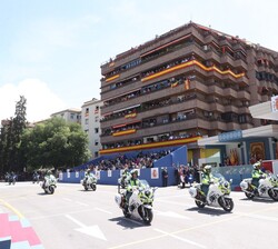 Una Unidad de la Guardia Civil de Tráfico a su paso por la Tribuna Real