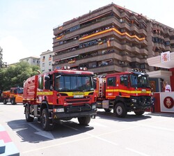 Dos camiones de la Unidad Militar de Emergencia hacen su paso frente a la Tribuna Real