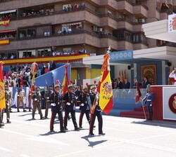 Momento en el que la Enseña Nacional pasa frente a la Tribuna Real