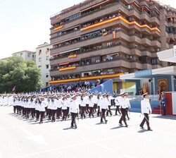 La Compañía de Infantería de Marina (TEAR) pasa por la Tribuna 