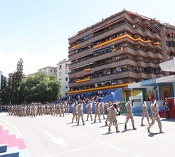 El Mando y Plana Mayor del Escuadrón de Zapadores Paracaidistas (EZAPAC) a su paso por la Tribuna Real