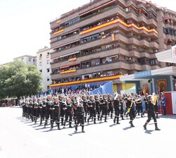 Momento en el que la Compañía de Intervención de la UME desfila frente a la Tribuna Real