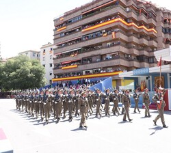 Una Compañía del Ejército de Tierra pasa frente a la Tribuna Real