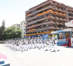 Una Compañía del Ejército de Tierra hace su paso por la Tribuna Real 