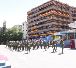 Don Felipe saluda a la Compañía Paracaidista a su paso por la Tribuna Real