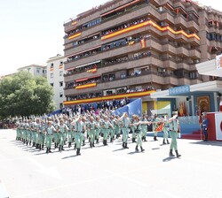 Una Compañía de la Legión hace su paso por la Tribuna Real