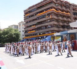 Momentos en el que los Regulares pasan por la Tribuna Real