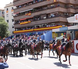 La Sección Hipomóvil de Batería Real en el momento de su paso por la Tribuna Real