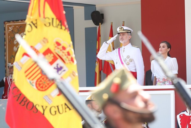 Sus Majestades los Reyes en un momento del desfile 