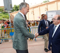 Don Felipe recibe el saludo del ministro de Cultura y Deporte, Miquel Octavi Iceta, a su llegada a la Plaza de Toros de Las Ventas