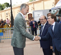 Su Majestad el Rey es saludado por el alcalde de Madrid, José Luis Martínez Almeida, a su llegada a la Plaza de Toros de Las Ventas