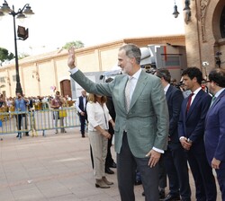 Don Felipe saluda a las personas que se encontraban en las inmediaciones de la Plaza de Toros de Las Ventas 