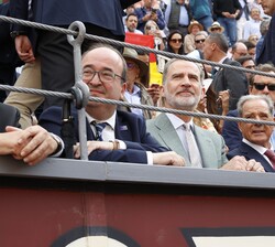 Su Majestad el Rey acompañado del ministro de Cultura y Deporte, Miquel Octavi Iceta, y de Francisco Ojeda, matador de toros