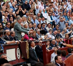 El diestro Emilio de Justo brinda el toro a Don Felipe