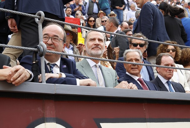 Su Majestad el Rey acompañado del ministro de Cultura y Deporte, Miquel Octavi Iceta, y de Francisco Ojeda, matador de toros