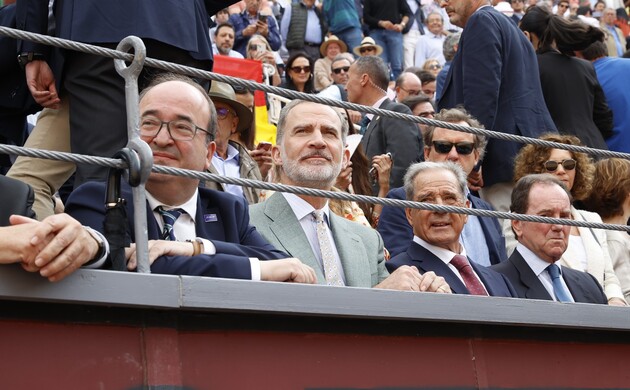Su Majestad el Rey acompañado del ministro de Cultura y Deporte, Miquel Octavi Iceta, y de Francisco Ojeda, matador de toros