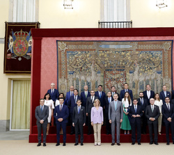 Su Majestad el Rey junto a los asistentes a la reunión del Patronato de la Fundación Cotec