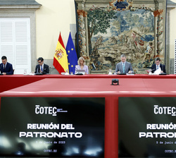 Don Felipe preside la reunión del Patronato de la Fundación Cotec