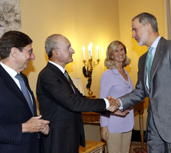 Su Majestad el Rey recibe el saludo del vicepresidente del Patronato de la Fundación Cotec y alcalde de Málaga, Francisco de la Torre