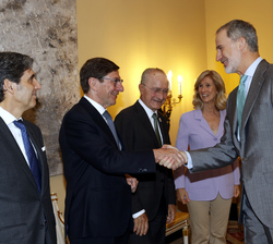 Su Majestad el Rey recibe el saludo del vicepresidente del Patronato de la Fundación Cotec y presidente de CaixaBank, José Ignacio Goirigolzarri