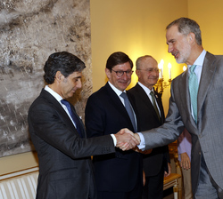 Su Majestad el Rey recibe el saludo del vicepresidente del Patronato de la Fundación Cotec y presidente ejecutivo de Telefónica, José María Álvarez-Pa