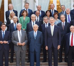Su Majestad el Rey acompañados con el Patronato, Senado y Consejo Directivo de la Fundación CEDE-Conferenciación Española de Directivos y Ejecutivos