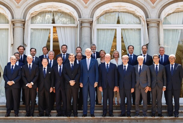 Fotgrafía de grupo de Su Majestad el Rey acompañado por la junta de Gobierno del Círculo Ecuestre